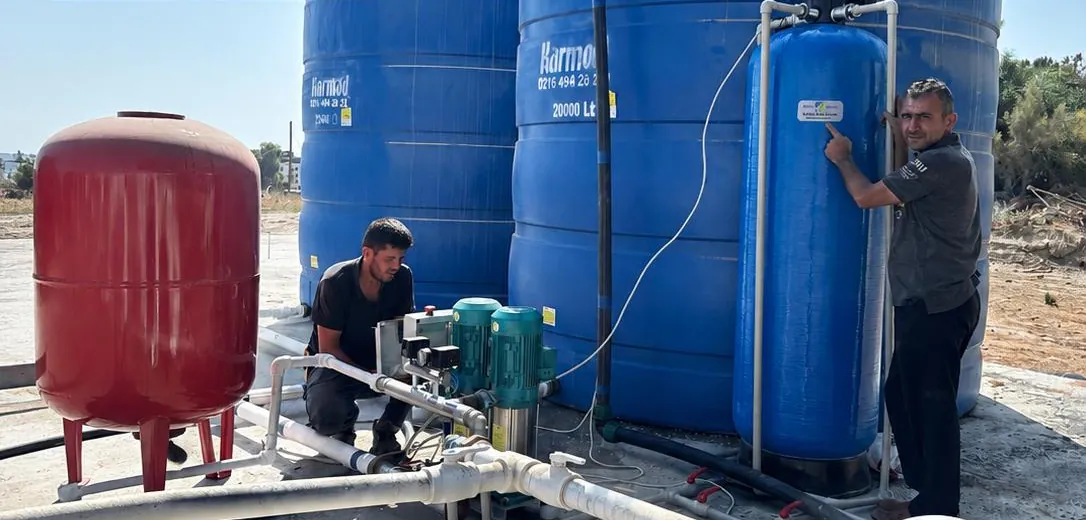Water Street teknisyenleri depolu filtrasyon sisteminin hidrofor pompalarını ve filtre tankını kontrol ediyor