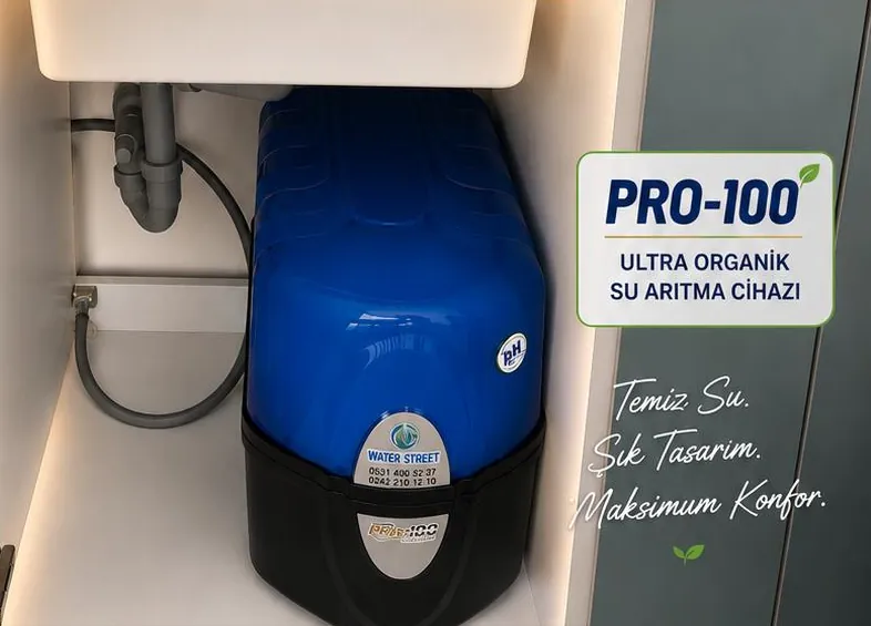 Mutfak tezgâhı altına kurulmuş mavi kasalı Water Street PRO-100 Ultra Organik su arıtma cihazı